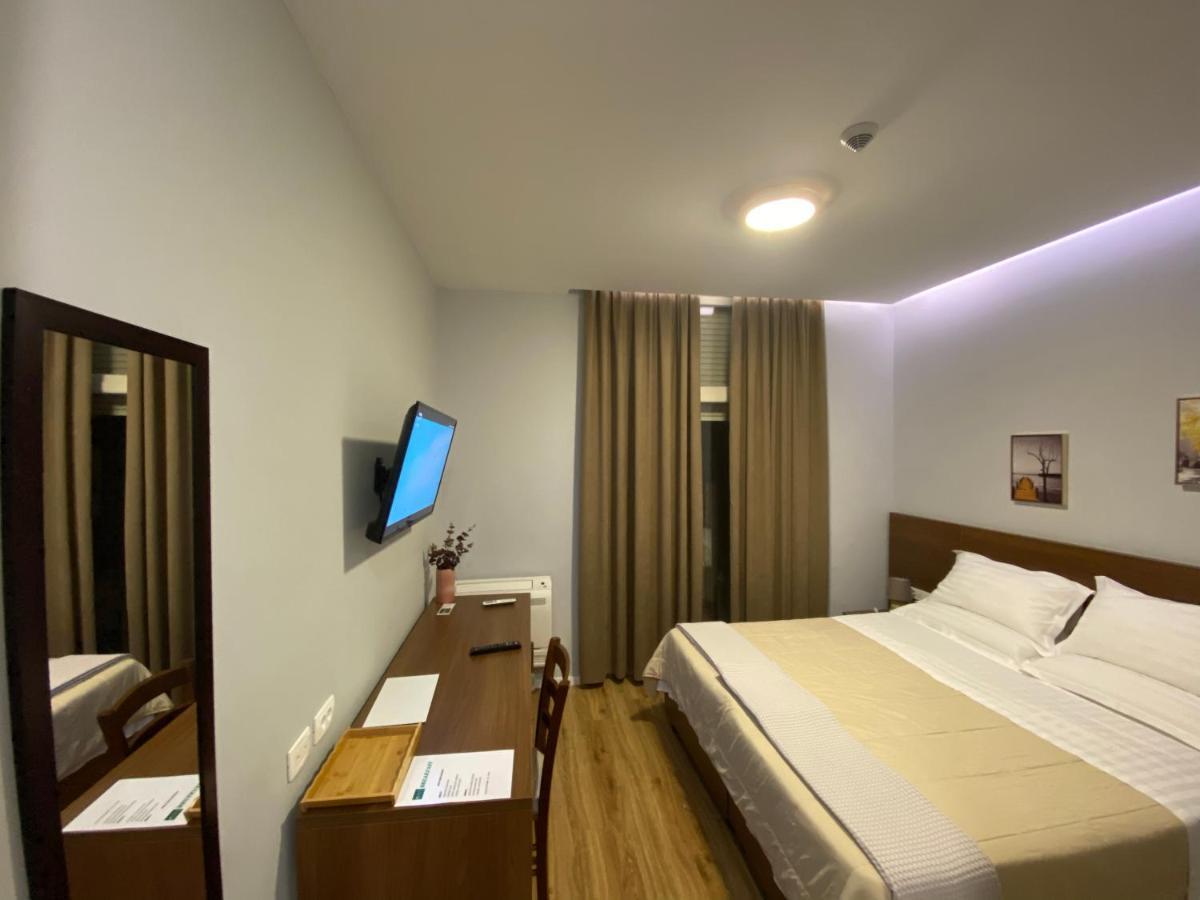 In Center Hotel Tirana Bagian luar foto