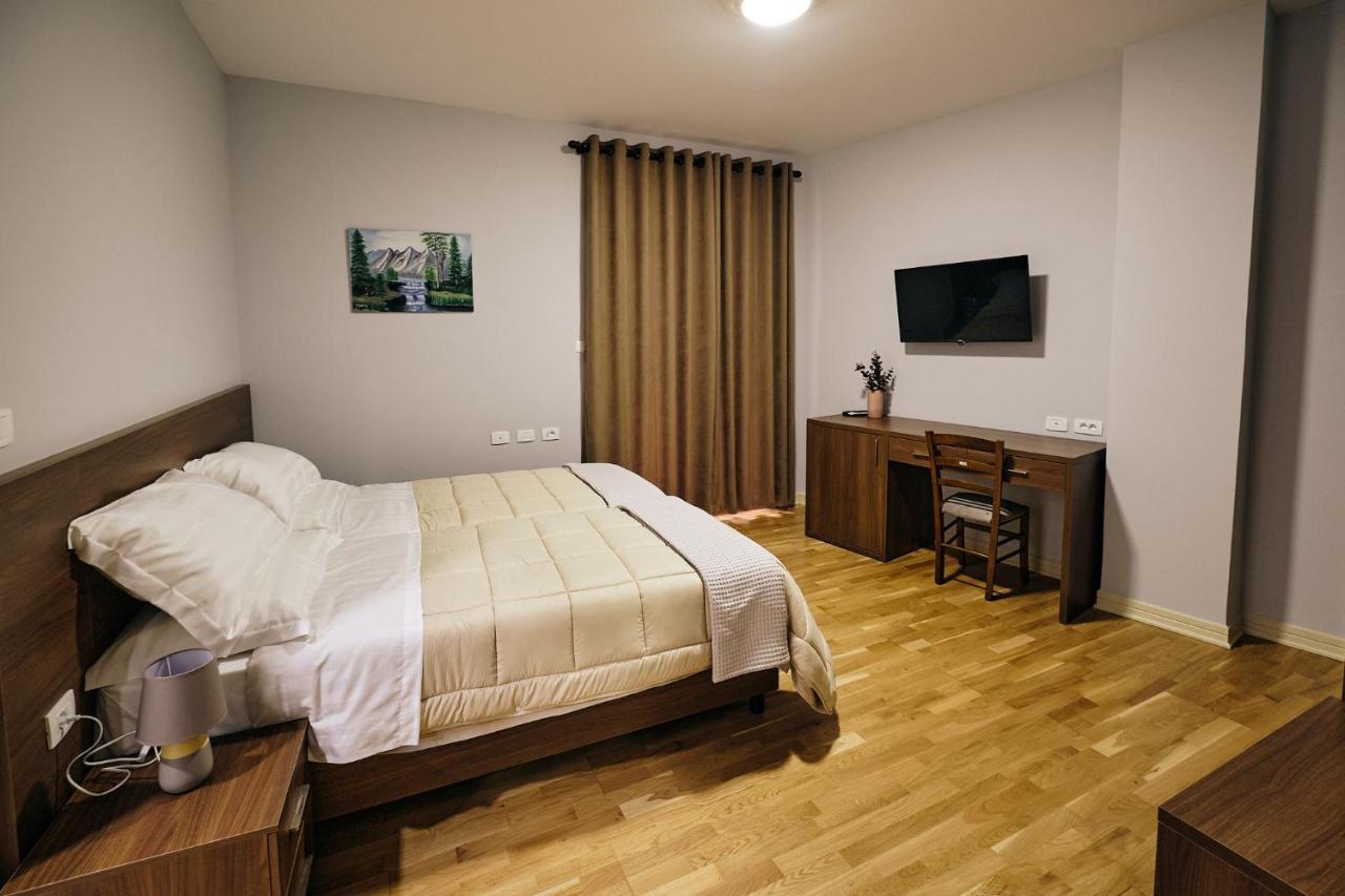 In Center Hotel Tirana Bagian luar foto